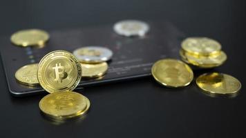 bitcoin oro moneta e su grafico sfondo. virtuale criptovaluta concetto. digitale crypto moneta per defi decentralizzato finanziario bancario p2p scambio investimento attraverso Internet in linea tecnologia foto