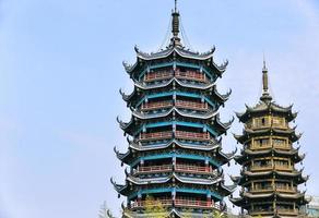 sole e Luna pagode nel centro di guilin, guangxi Provincia, Cina. foto