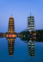 sole e Luna pagode nel centro di guilin, guangxi Provincia, Cina. foto