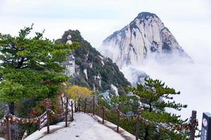 huashan montagna. il massimo di Cina cinque sacro montagne, chiamato il ovest montagna, bene conosciuto per ripido sentieri, mozzafiato scogliere e mille dollari scenario foto