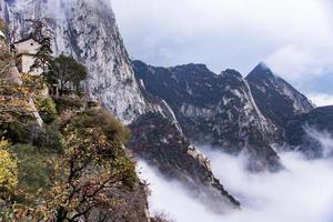 huashan montagna. il massimo di Cina cinque sacro montagne, chiamato il ovest montagna, bene conosciuto per ripido sentieri, mozzafiato scogliere e mille dollari scenario foto