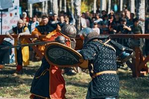 battaglia di cavalieri in armatura con spade a bishkek, kirghizistan 2019
