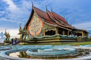 chong mek, thailandia, 2021 - tempio wat sirindhorn wararam foto
