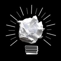 palla di carta leggero lampadina su nero sfondo - idea, creatività concetto foto