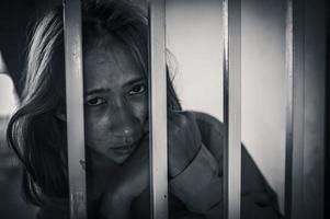 mani di donne disperato per catturare il ferro prigione, prigioniero concetto, Tailandia gente, speranza per essere gratuito, se il violare il legge voluto essere arrestato e incarcerato. foto