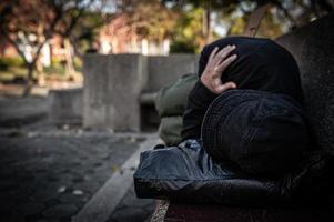 asiatico uomo è senza casa a il lato strada, a sconosciuto ha per vivere su il strada solo perché lui ha no famiglia. foto