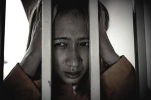 mani di donne disperato per catturare il ferro prigione, prigioniero concetto, Tailandia gente, speranza per essere gratuito, se il violare il legge voluto essere arrestato e imprigionato foto