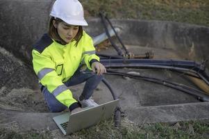 telecomunicazione ingegneri opera a cellula torri per 5g cellula Telefono segnali, rete Torre Manutenzione tecnici foto