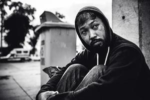 asiatico uomo è senza casa a il lato strada, a sconosciuto ha per vivere su il strada solo perché lui ha no famiglia. foto