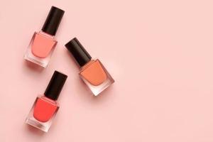 superiore Visualizza di tre Opaco chiodo lucidi di diverso colori con copia spazio per testo. manicure e pedicure concetto foto