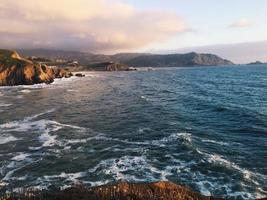 costa rocciosa, vista sull'oceano in california, usa foto