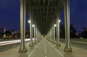 ponte bir hakeim nel Parigi a notte foto