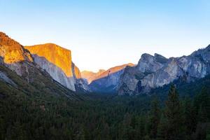 Yosemite Valley Nation Park durante il tramonto foto