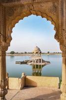 Lago Gadisar al mattino a Jaisalmer, Rajasthan, India. foto