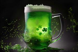 st. Patrick giorno verde birra nel gelido boccale con trifogli - generativo ai. foto