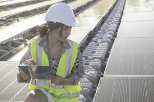 asiatico ingegnere Lavorando a galleggiante solare azienda agricola, rinnovabile energia, tecnico e investitore solare pannelli controllo il pannelli a solare energia installazione foto