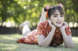 ritratto bellissimo asiatico donna nel cheongsam vestito, thailandia gente, felice Cinese nuovo anno concetto, felice asiatico signora nel Cinese tradizionale vestito foto