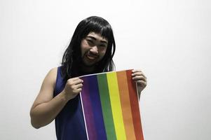 lgbt orgoglio mese concetto, asiatico bello maschio rendere su e indossare donna stoffa, gay la libertà giorno, ritratto di non binario su bianca sfondo foto