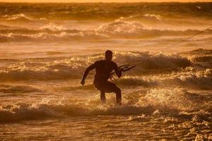 kitesurfer a tramonto foto