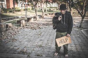 asiatico uomo è senza casa a il lato strada, a sconosciuto ha per vivere su il strada solo perché lui ha no famiglia. foto