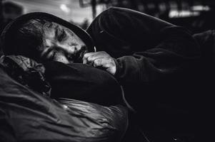 asiatico uomo è senza casa a il lato strada, a sconosciuto ha per vivere su il strada solo perché lui ha no famiglia. foto
