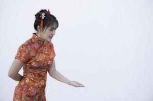 ritratto bellissimo asiatico donna nel cheongsam vestito su bianca sfondo, thailandia gente, felice Cinese nuovo anno concetto, felice asiatico signora nel Cinese tradizionale vestito foto