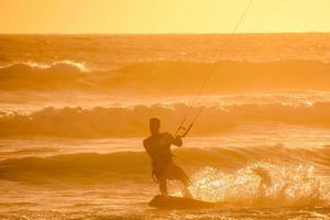 kitesurfer a tramonto foto