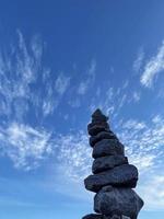 piramide di pietre contro il cielo, il concetto di equilibrio. foto