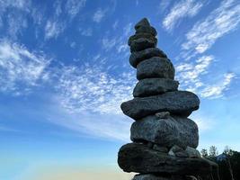 piramide di pietre contro il cielo, il concetto di equilibrio. foto