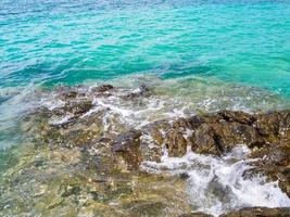 paesaggio estate davanti Visualizza tropicale mare spiaggia roccia blu bianca sabbia sfondo calma natura oceano bellissimo onda schianto spruzzi acqua viaggio nang montone spiaggia est Tailandia Chonburi esotico orizzonte. foto