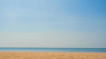 panoramica vista frontale paesaggio mare blu spiaggia blu sfondo marrone mattina giorno sguardo calmo estate natura mare tropicale mare bellissimo acqua viaggio bangsaen spiaggia Thailandia orientale chonburi orizzonte esotico. foto