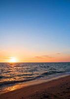 panorama davanti punto di vista paesaggio viaggio estate mare vento onda freddo su vacanza calma costiero grande sole impostato cielo leggero arancia d'oro natura tropicale bellissimo sera ora giorno a scoppio san spiaggia Tailandia. foto