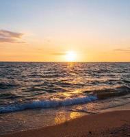 panorama davanti punto di vista paesaggio viaggio estate mare vento onda freddo su vacanza calma costiero grande sole impostato cielo leggero arancia d'oro natura tropicale bellissimo sera ora giorno a scoppio san spiaggia Tailandia. foto