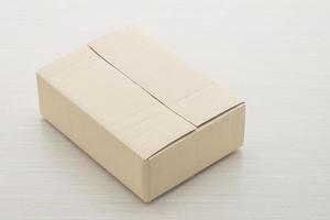scatola di carta su uno sfondo di legno foto