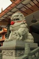 Medano, Indonesia - giugno 17 2022. scultura di un' Leone su il pavimento di un' buddista tempio foto