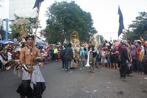 Jember, jawa timor, Indonesia - agosto 25, 2015 jember moda carnevale partecipanti siamo dando loro migliore prestazione con loro costumi e espressioni durante il evento, selettivo messa a fuoco. foto