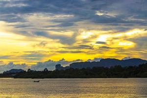 tropicale Paradiso tramonto turchese acqua spiaggia calcare rocce Krabi Tailandia. foto