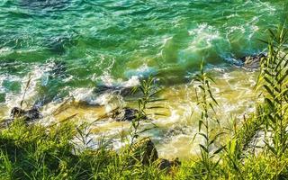 spiaggia sabbia blu acqua enorme surfer onde carrizalillo puerto escondido. foto