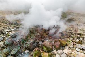 vulcanico paesaggio, aggressivo caldo molla, eruzione fumarole vapore attività nel cratere attivo vulcano foto