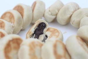 un' vicino su di bakpia cioccolato gusto foto