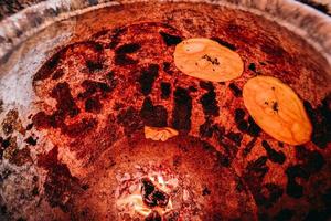 un vecchio venditore vendita al forno naan su il vecchio strada di kashgar foto