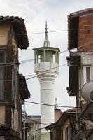 vecchio moschea minareto su strada Visualizza. moschea nel il vecchio cittadina di Balikesir, tacchino. foto