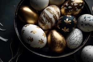 oro, nero e bianca decorato Pasqua uova dipinto di mano su un' buio sfondo, Pasqua, elegante minimo composizione, piatto posare foto
