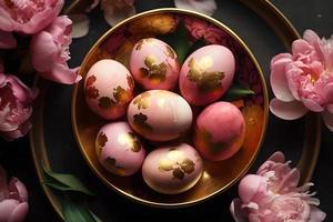 oro e rosa decorato Pasqua uova dipinto di mano circondato di peonie, Pasqua, elegante minimo composizione, piatto posare foto