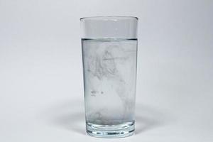 bicchiere di acqua con nero colore acqua freschezza foto