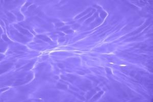 defocus sfocato trasparente viola colorato chiaro calma acqua superficie struttura con spruzzi e bolle. di moda astratto natura sfondo. acqua onde nel luce del sole con copia spazio. viola velluto. foto