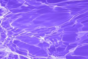 defocus sfocato trasparente viola colorato chiaro calma acqua superficie struttura con spruzzi e bolle. di moda astratto natura sfondo. acqua onde nel luce del sole con copia spazio. viola velluto acqua foto