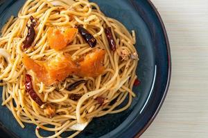 spaghetti saltati in padella con salmone e peperoncino secco foto