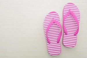 flip flop su fondo in legno foto