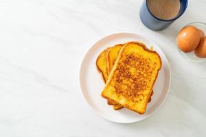 toast alla francese su piatto bianco foto